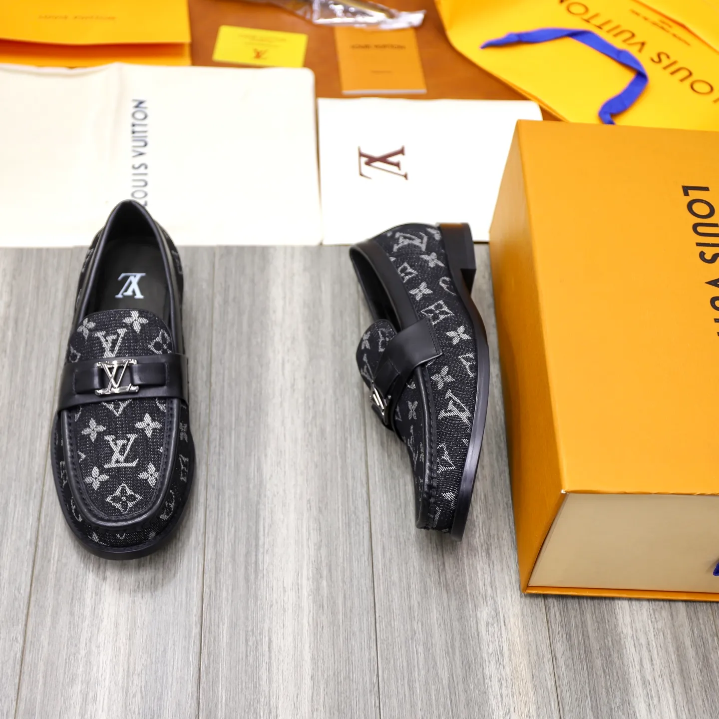 Men's shoes 💰: 💰900LV Louis Vuitton slip-on loafers, top quality products produced in Dongguan, ready for sale! This LV Glove loafer is made of selected soft cowhide, with a slightly wrinkled leather surface and a very high-end texture. Each pair is unique. The leather surface is light and soft, with a fine texture and good luster. It is a classic loafer style, with exquisite handmade mark stitching on the toe, and a square toe configuration to highlight the classic style. The horizontal band has hot-printed LV three-dimensional letters, semi-solid handcrafts and a genuine leather outsole, and a rubber patch on the heel to create wear-resistant performance and comfort. One of the must-have loafers for men! Comes with full original packaging! Code number: 38-39-40-41-42-43-44 (38, 45, 46 customized) standard leather shoe code